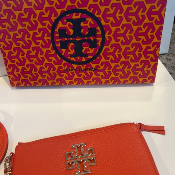 Spicy orange sandals and wristlet - Picture 5 of 5